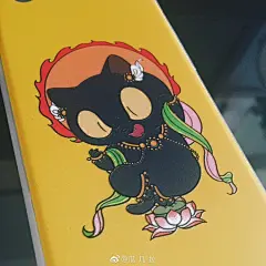 收到@蜜蜂爸爸 快马加鞭寄来的手机壳测试品，归我用，正式产品还在调整！等疯爸爸的通知！这是根据是去年画的《金刚力士喵》再画的Q版，原作已被西安的一位朋友收藏去镇店了#瓜几拉畫貓# ​​​​