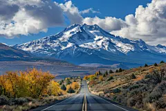 大山下的公路高清壁纸