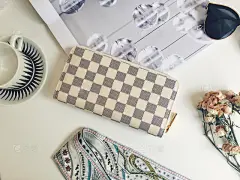 服饰系列实景驴家长款拉链钱包 男女同款细节场景图YTXS_126 驴家长款拉链钱包 男女同款_IMG_5582
