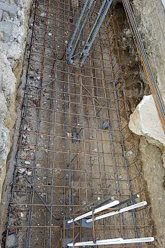 新建筑的地基位置、零件和配件由钢筋和钢丝制成，正在准备浇筑水泥，进行建筑工程。