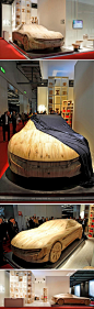一直与法拉利公司合作意大利著名设计公司Pininfarina今年推出的一款Cambiano概念车，由RIVA1920公司推出了木头版雕塑品，全部采用 briccole di venezia（威尼斯的系船桩）制作。