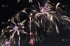 在迪拜庆祝新年的节日上，五颜六色的烟花在夜空中绽放