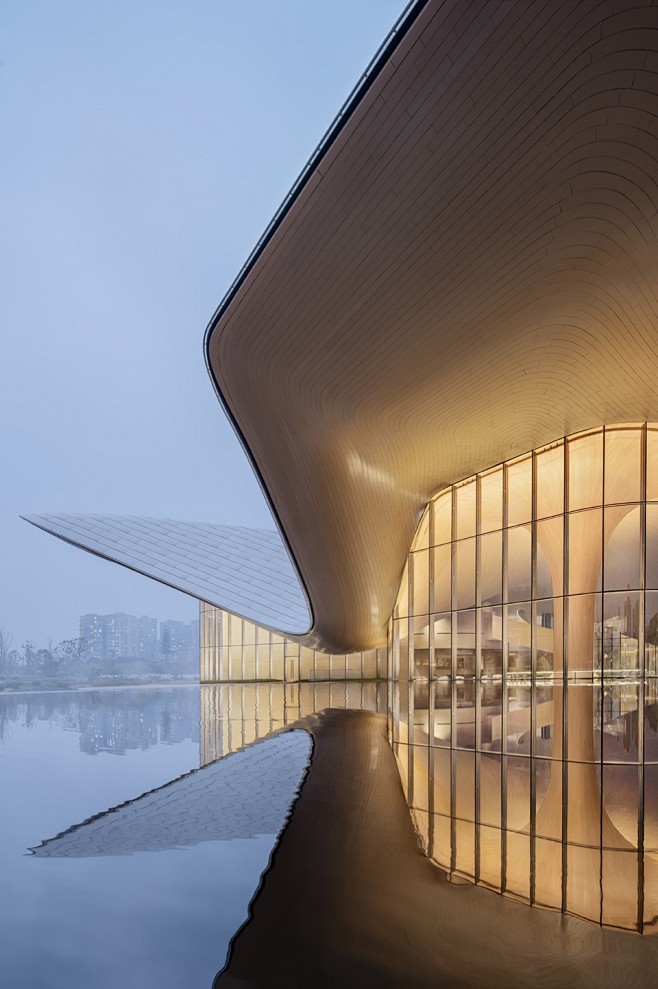 成都市天府美术馆 / 中国建筑西南设计研究院 : 三面环水的柔美“花瓣”