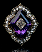 #收藏秀# 『紫水晶实（食）用指南』图2维多利亚时代紫水晶项链，介子珍珠和珐琅部分纤巧精致。图3的这对耳环也非常可口。大约1910年，镶有美丽的薰衣草色紫水晶。 主石周围的黄金边框雕刻花卉图案，并在四角用铂金缀以老式玫瑰切割钻石。 耳坠部分的紫水晶约为7.1克拉左右。 ​​​​