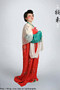 盛唐-披帛半袖襦裙贵妇与圆领侍女

夫人 白印花沙帔子 绿衫 
浅色半袖 红花裙 绿翘头履
【华夏衣冠】中国装束_二十四史吧_百度贴吧