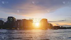 泰国曼谷，湄南河市中心的日落景观。