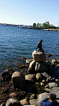 丹麦
美人鱼铜像
她是哥本哈根的象征，是一座世界闻名的铜像！
位于丹麦哥本哈根市中心。这个人身鱼尾的美人鱼，她坐在一块巨大的花岩石上，恬静娴雅，悠闲自得，走近这座同像，看到的却是一个神情忧郁，冥思苦想的少女！,金香