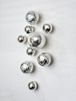 In your Set of 9 - Silver & White Wall Spheres kit, you get 5 - 3" Silver Plated Spheres 3 - 4.5" Silver w/White Threads Spheres 1 - 6" Silver Plated Sphere