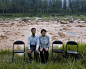 陕西省白水县西固镇，64岁的田东林（左）和老伴在家附近的洛河边（8月27日摄）。田东林的3个孩子在离家外出打工。