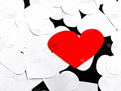 红白相间的纸呈心形