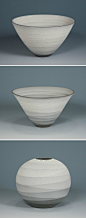 Yoshitaka Tsuruta，日本陶瓷艺术家，他的工作室在日本山梨县，这是他的单色陶瓷系列作品，所有陶瓷都是单色系，没有过多的色彩与图案，形状不一。http://url.cn/9Xw2Cn