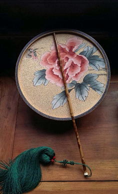 缂丝-花瓣网|陪你做生活的设计师 | 花蝶图,偏小24厘米扇,湘妃竹柄.