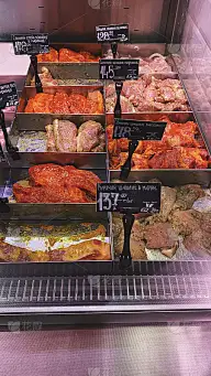 乌克兰利沃夫——2019年12月6日:店里的生肉串。各种各样的肉类可供选择。