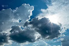 天空的美丽，当阳光照在云朵上。