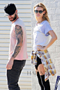 当地时间8月30日，新婚不久的“南瓜夫妇”Adam Levine与太太Behati Prinsloo在洛杉矶Maroon5新专辑MV拍摄现场恩爱现身。
