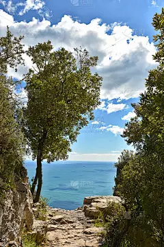 一条小路直接从山上通向阿马尔菲海岸的大海