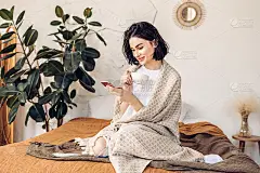 生活肖像的一个快乐的年轻女孩浏览电话新闻一杯茶或咖啡在床上清晨