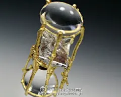 冰雪是大自然的结晶，而宝石，在首饰设计师手中，如同变成了永不融化的冰晶，剔透洁净。来自Sam Shaw 的首饰，与大家分享。