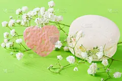 绿色的背景适合所有的情人，适合神圣的情人节，配上奶油马卡龙甜点