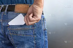 年轻人从裤子后兜里掏出一张空白名片。