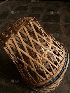 竹编的柳条被放在地板上