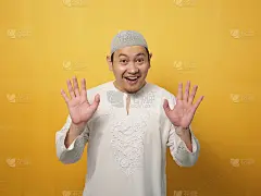 穆斯林男子微笑着看着镜头，在黄色背景下挥手问好或告别