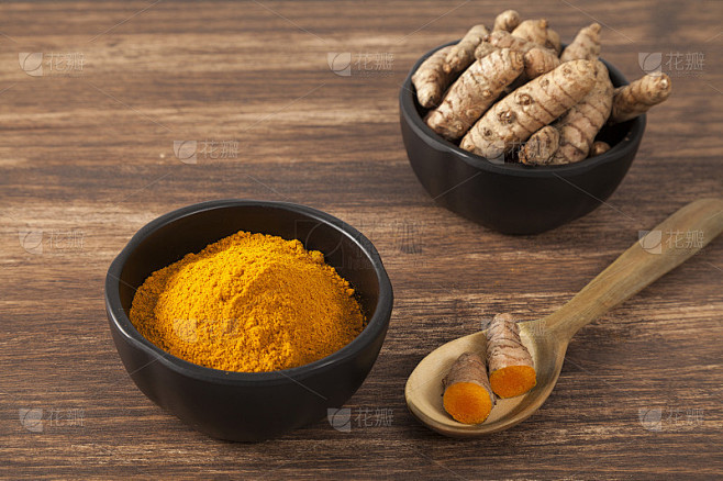 新鲜有机根和姜黄粉-姜黄;健康食品。