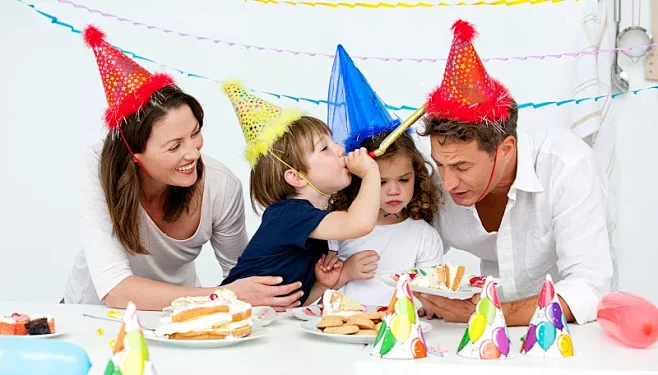 快乐的家庭在吃生日蛋糕的同时有fn图片素...