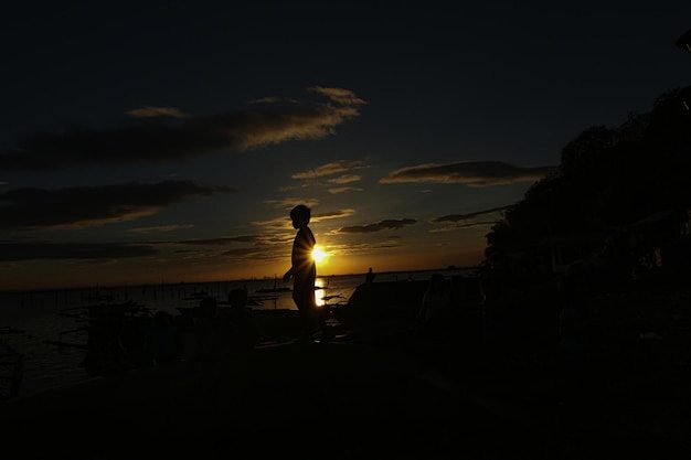 Photo silhouette man...
