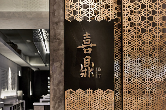 该店铺整体门头较宽广，为设计师提供了较为...