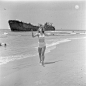 年轻女子在一艘船的残骸前打沙滩网球【以色列特拉维夫海滩，1948年】