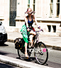 【图】小长假来一场短途自行车旅行！欧美型人夏日自行车街拍合辑：休闲运动中也能玩出时尚态度！_自行车街拍_海报时尚网