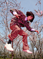 《Modern Weekly》men's special issue 

粉色的樱花、扭曲的肢体，悬浮在半空中的男孩们、曾老师又发力了，是他擅长的超现实主义风格，用影像构建了一次游戏人生✨#SoGreat# 

摄影：@曾无_ 
造型：谭贝贝 ​​​​