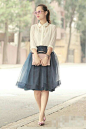 白衬衫+深蓝色蓬蓬裙+蝴蝶结高跟鞋+粉色铆钉手拿包+太阳镜