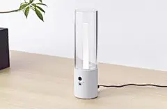 ento 17010 Security Camera with Light | PRODUCT | METAPHYS : 置き型のインテリアライトに見えますが、これは玄関先での詐欺行為を録画するための監視カメラです。一般的に言われる、撮られていると分からせることで詐欺行為を抑止する、という考え方ではなく、逆にカメラに見えないからこそ詐欺行為者がカメラを避けて話を進めるのを、未然に防げるのだと考えました。最後までカメラだと気付かれないことで、詐欺行為が行われた後に証拠となるマイクロSDを警察に渡すことで、犯