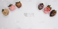 各种草莓在巧克力，甜甜点，为你的文字自由空间，撒上坚果，俯视图，孤立的背景。
