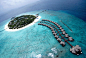 马尔代夫伊露岛（Irufushi Beach & Spa Resort）位于 诺鲁环礁 Noonu Atoll，位于Atoll中心，从马尔代夫国际机场到伊露岛需要航行91公里。从马尔代夫国际机场坐水上飞机到伊露岛仅需45分钟，途中经过北部的珊瑚岛,那里的地理构造和动物都非常奇特。这一片茂盛的森林领土上生长着独特的植物，岛屿约有158,000平方米，位于一个天然美丽的沙滩上，周围生长着茂盛的热带植物。