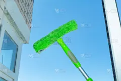 在蓝色的天空背景上用特殊的笔刷清洗窗口