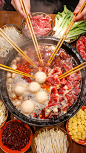 美食写实火锅+多人筷子夹起食物