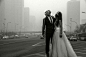 我们的世界不知从何时开始已经被灰霾笼罩，即使是人家拍婚纱照的大喜日子也不放过。下面这对新人着实让菁华佩服，他们无畏雾霾天气的影响，勇敢地戴上防毒面具在北京国贸桥附近拍摄婚纱照，留下他们人生最特别的时刻。http://www.finebornchina.cn