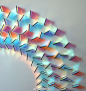 艺术家Chris Wood（不是那个演员啦）用美国宇航局20世纪50年代开发的分色玻璃在墙上排列出丰富多彩的棱柱迷宫，这种迷幻彩虹光让人很舒服。