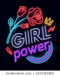 摇滚印刷和口号矢量. 女孩力量用于 T 恤或其他目的。 女权主义印刷在霓虹灯风格的象征。 霓虹灯复古风格。 女式时尚口号