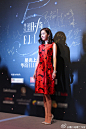 今天大幂幂参加了#2015华谊ELLE之夜# ，携手ELLE中国区首席内容官@晓雪 姐一起为贫困地区的孩子们募款，让他们有条件能免费看到电影，以更多不同的方式了解世界。虽然拍戏紧张，大幂幂在剧组换了衣服就赶到活动现场，但她说能为孩子们做点事义不容辞，也很感谢ELLE和华谊给我们一起做慈善的机会 ​​​​