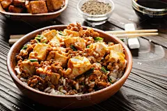 正宗的中国传统食物麻婆豆腐与猪肉，韭菜，蒸饭，酱油和香料特写