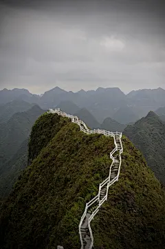 白色护栏。不知什么山。广西巴马，中国