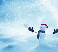圣诞快乐，新年贺卡与副本空间。快乐的雪人站在冬日圣诞的风景里。雪的背景