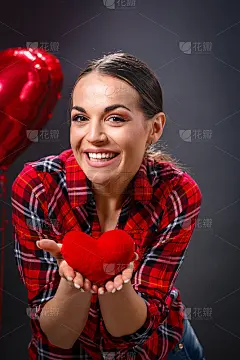 红色的心在女性的手中表达爱意