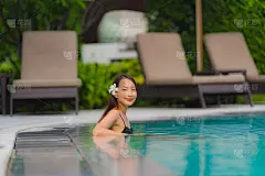 肖像年轻的亚洲女人放松微笑快乐周围的户外游泳池在酒店度假海景