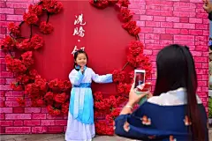 宜宾这个地方，买东西竟然只收铜钱，这是要宜宾人穿越当古人？！ : 宜宾人期盼的中秋节来啦，咋个耍呢，来这个地方撒，好吃好喝又好玩儿~发现没有，我们天生就自带古韵哈，仅仅是换身衣服，一秒就穿越了~小妹妹可爱啊，好似嫦娥姐姐的小白兔~港腾·邻里城，提供服装，让大家尽情穿越，...