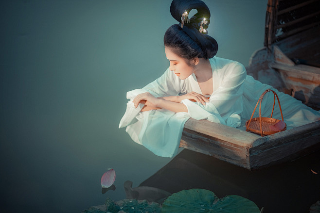 花不语，水空流，年年拚得为花愁。明朝万一...